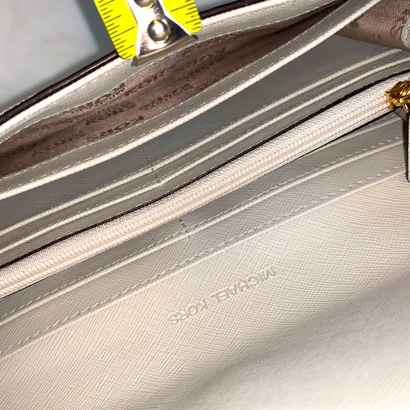 MK, NWT, Jet Set Travel Wallet in Vanilla signature w/gold hardware, save bundle - Picture 4 of 9